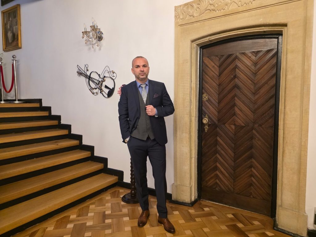 Eduard Petrescu: De ce prezența fizică strategică aduce validare instant – Campania de steaguri direcționale marca Ekogroup, un instrument de autoritate urbană