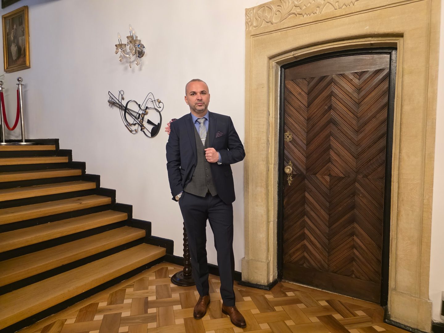 Eduard Petrescu: De ce prezența fizică strategică aduce validare instant – Campania de steaguri direcționale marca Ekogroup, un instrument de autoritate urbană