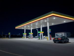 Main page 7 Benzi de benzină moderne, bine iluminate, noaptea